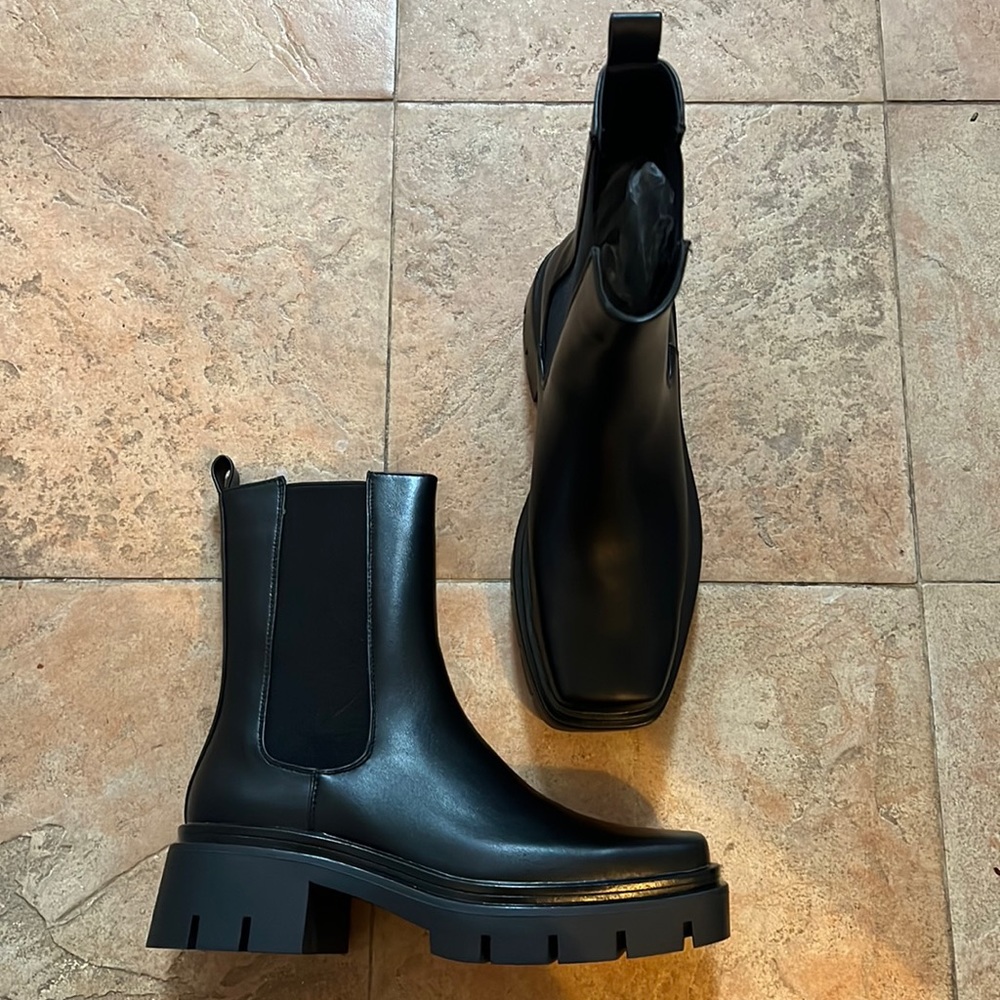 Black winter boots